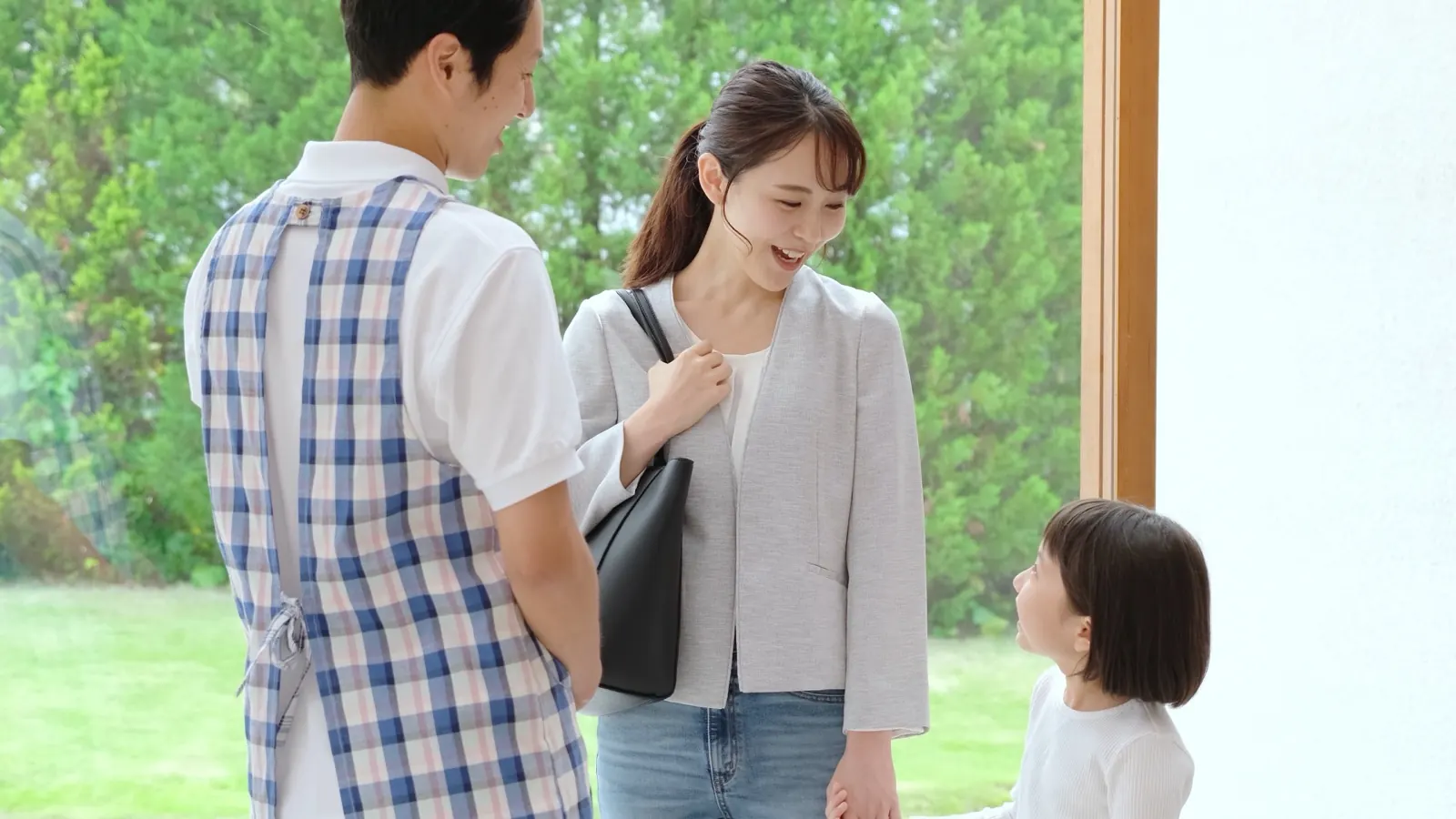 学校で先生の話を聞く母親と子ども